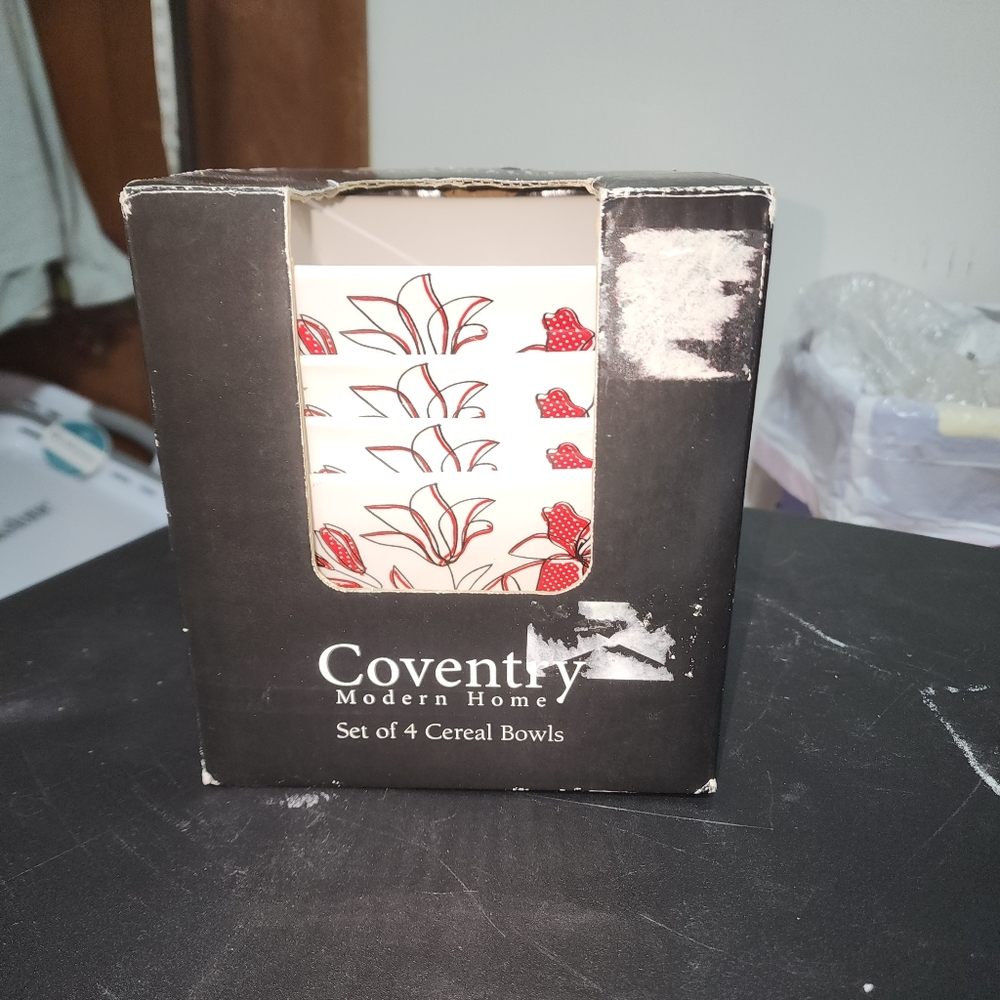 COVENTRY MODERN HOME NIB LILY BLOSSOM SET OF 4 SQUARE  CEREAL CERAMIC BOWLS.